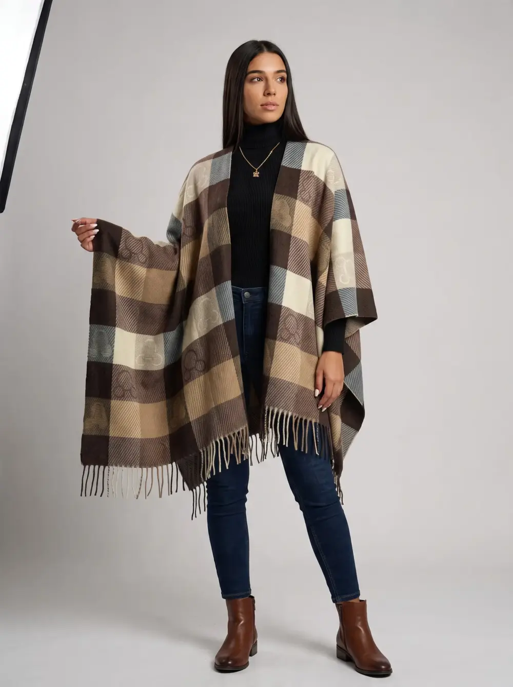 Șal elegant de damă maro-crem din cașmir și lână, Model Character Șal elegant de damă maro-crem din cașmir și lână, Model Character