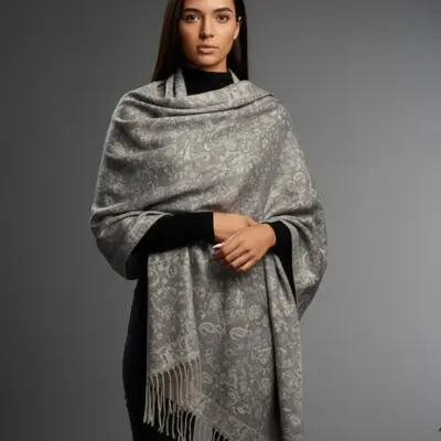 Șal damă gri deschis din cașmir și lână – Éclat Light Grey Șal damă gri deschis din cașmir și lână – Éclat Light Grey