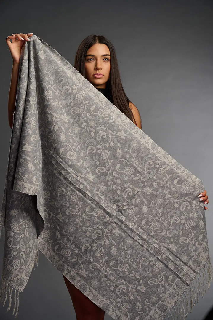 Șal damă gri deschis din cașmir și lână – Éclat Light Grey Șal damă gri deschis din cașmir și lână – Éclat Light Grey