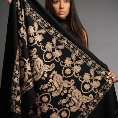 Șal damă negru din cașmir și lână cu broderie Paisley aurie