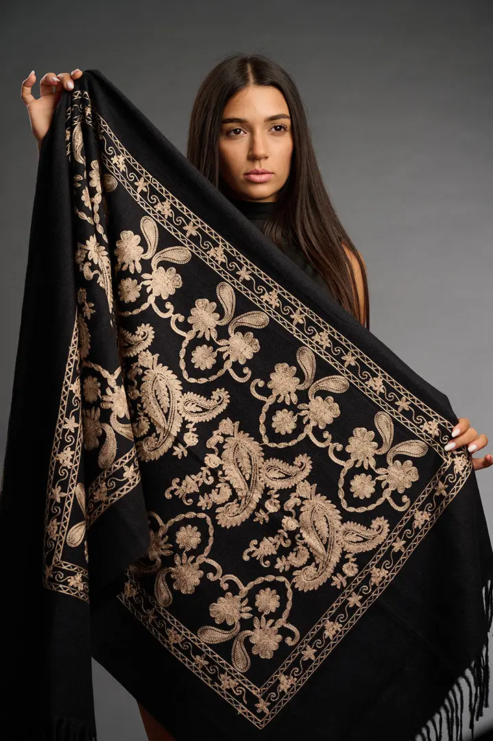 Șal damă negru din cașmir și lână cu broderie Paisley aurie Șal damă negru din cașmir și lână cu broderie Paisley aurie