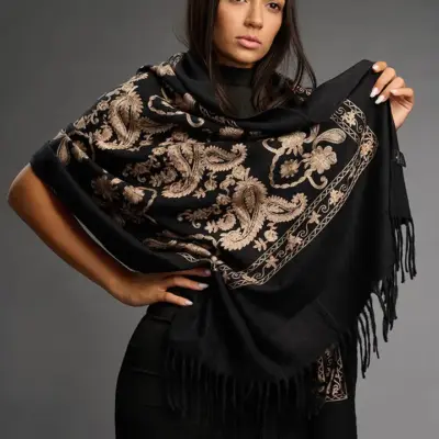 Șal damă negru din cașmir și lână cu broderie Paisley aurie