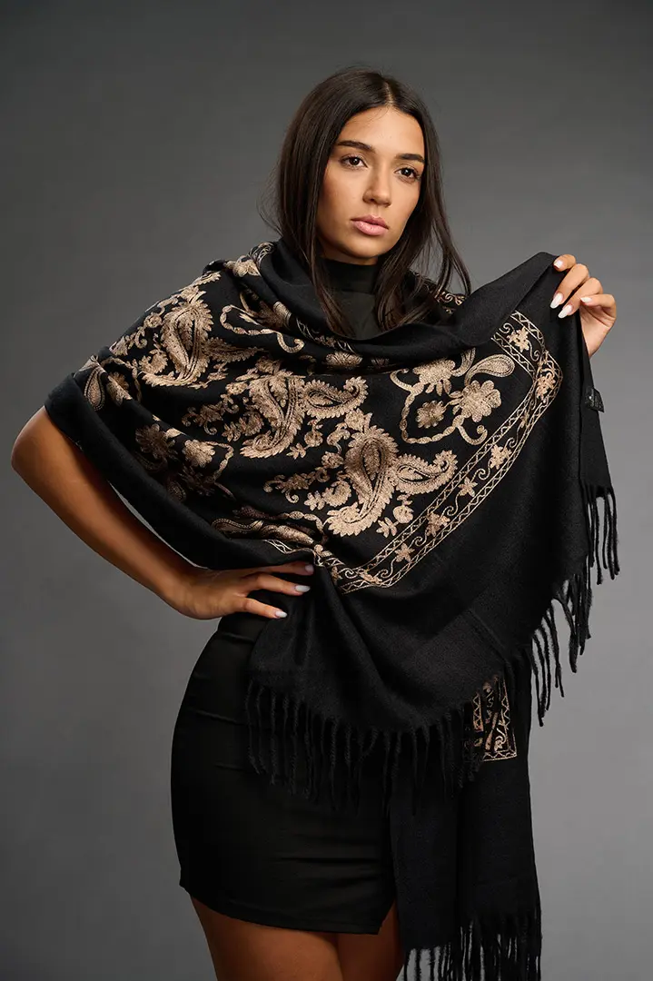 Șal damă negru din cașmir și lână cu broderie Paisley aurie Șal damă negru din cașmir și lână cu broderie Paisley aurie
