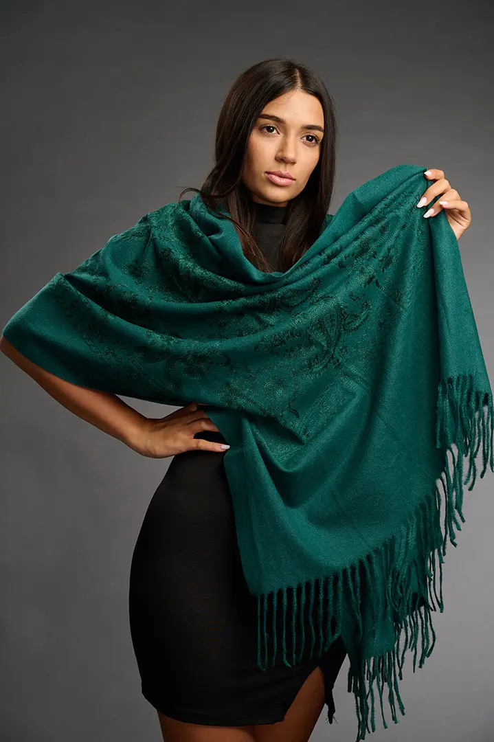 Șal damă verde smarald din cașmir și lână cu broderie ton pe ton Șal damă verde smarald din cașmir și lână cu broderie ton pe ton