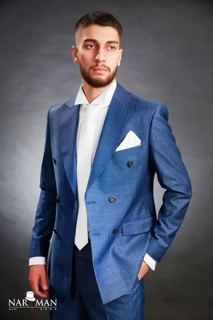 Costum elegant bărbătesc cu cravată bleumarin și batistă