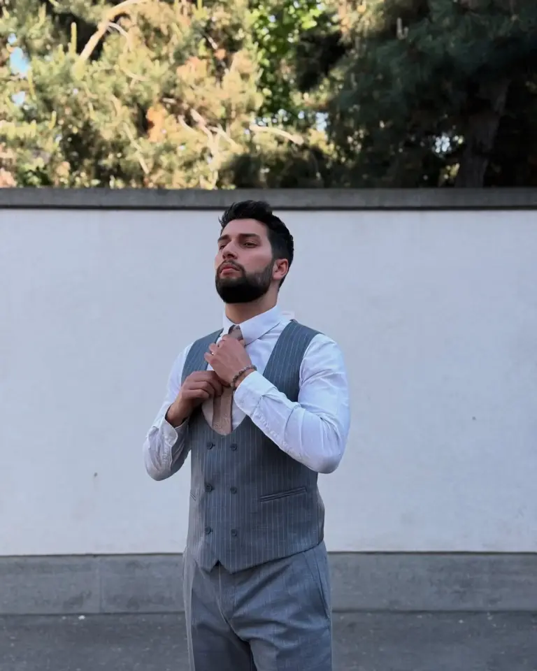 Costum Gri 3 Piese cu Vestă Stil Englezesc pentru Mire și Ceremonii 
