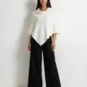Șal triunghiular damă alb din cașmir și lână, purtat în stil poncho