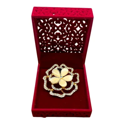 Broșa Floare Crem cu Cadrul Elegant și Cristale (BA14)