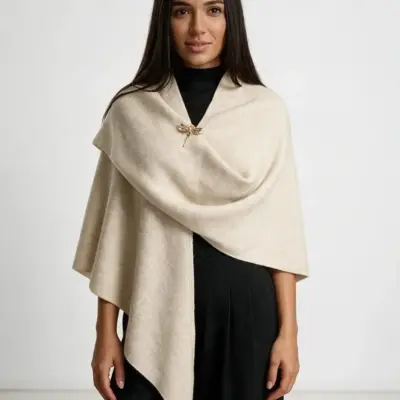 Șal triunghiular damă bej nisip din cașmir și lână, stil poncho