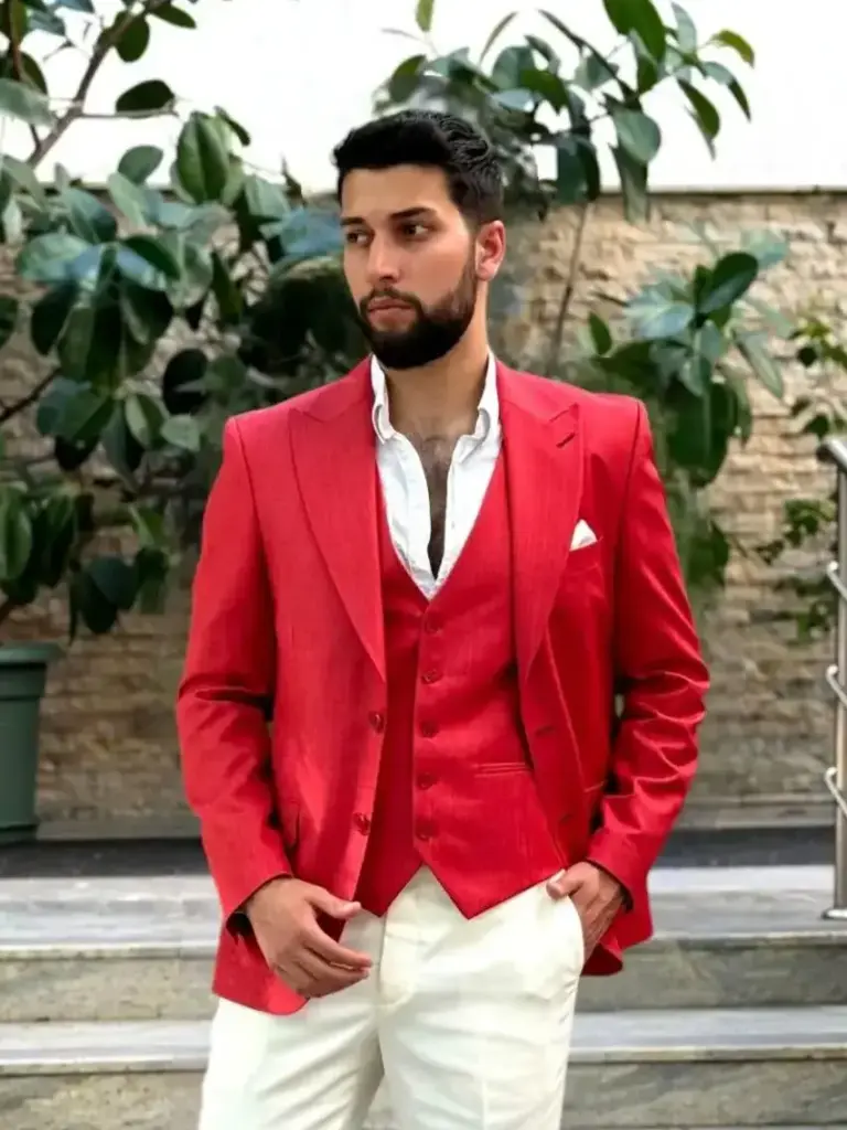 Costum elegant rosu