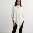 Șal triunghiular damă alb din cașmir și lână, purtat în stil poncho