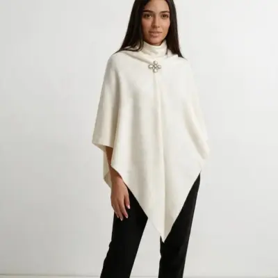 Șal triunghiular damă alb din cașmir și lână, purtat în stil poncho