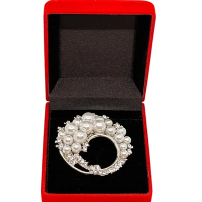 Broșă Coroană cu Perle – Accesoriu Handmade din Oțel Inoxidabil (BA43)