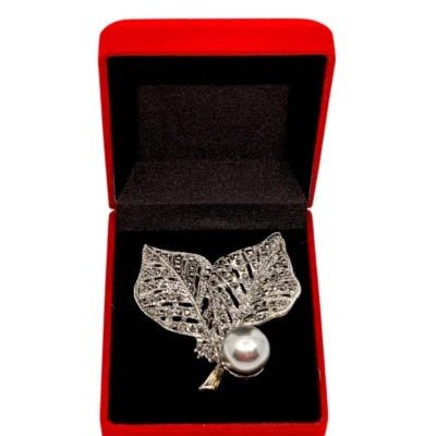 Broșă Frunze Argintii – Accesoriu Handmade Elegant (BA40)