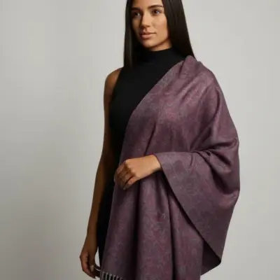 Șal damă din cașmir și lână prună cu reflexii violacee – Éclat Plum Șal damă din cașmir și lână prună cu reflexii violacee – Éclat Plum