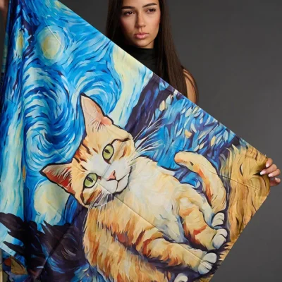 Șal din mătase 100% pentru femei – elegant, cu portret de pisică crem (SLC325)